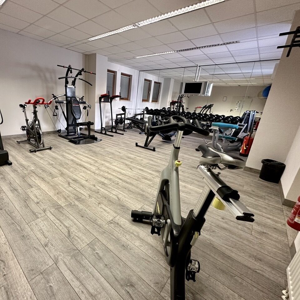 Sportraum mit vielen Sportgeräten