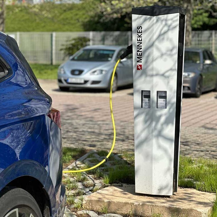 Ein Elektro-Auto lädt an einer Ladesäule