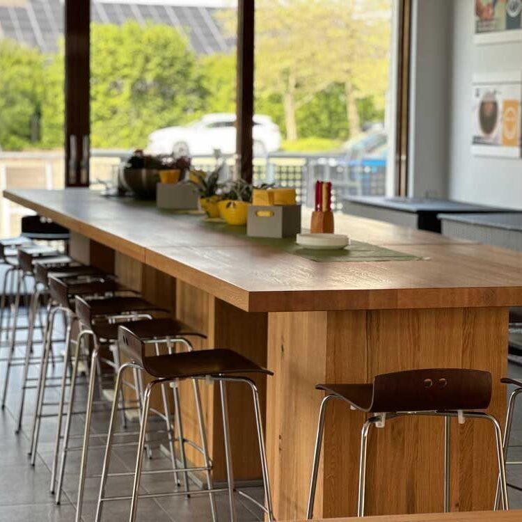 Bistrotisch vor einer Terrassentür mit vielen Bistrotischen